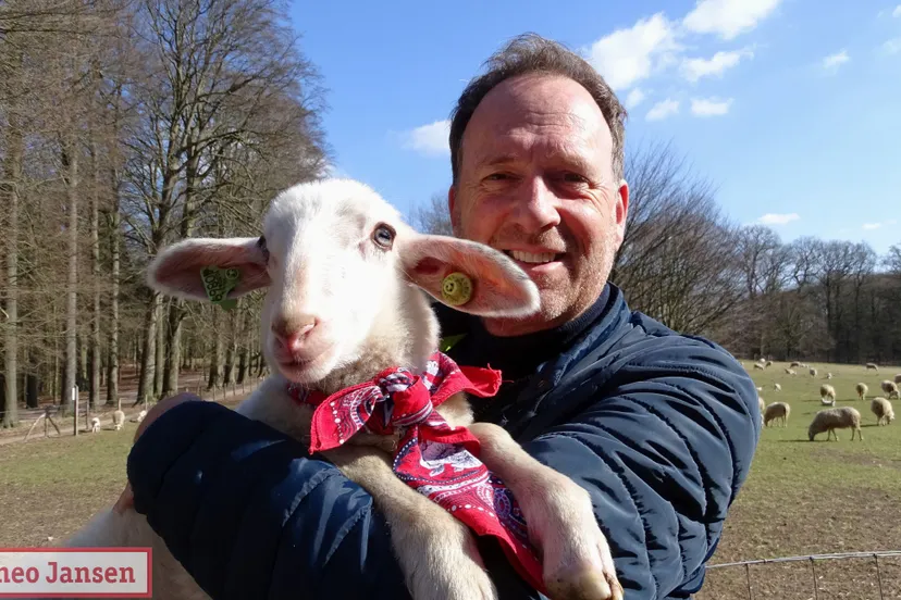 2022 03 18 jochem van gelder adopteert eerste lam rhedense schaapskudde 1