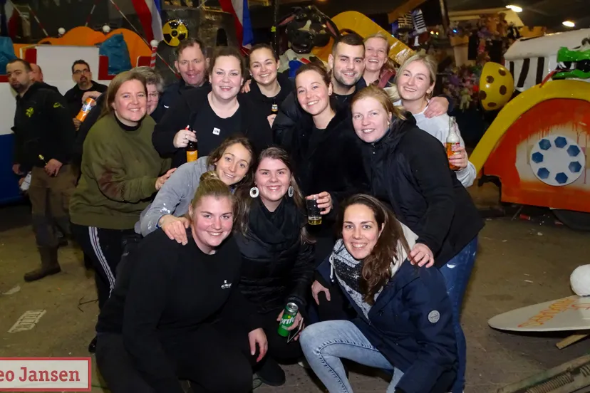 2023 02 04 carnavalswagens kijken voordat de optocht begint op de kiekdag 1