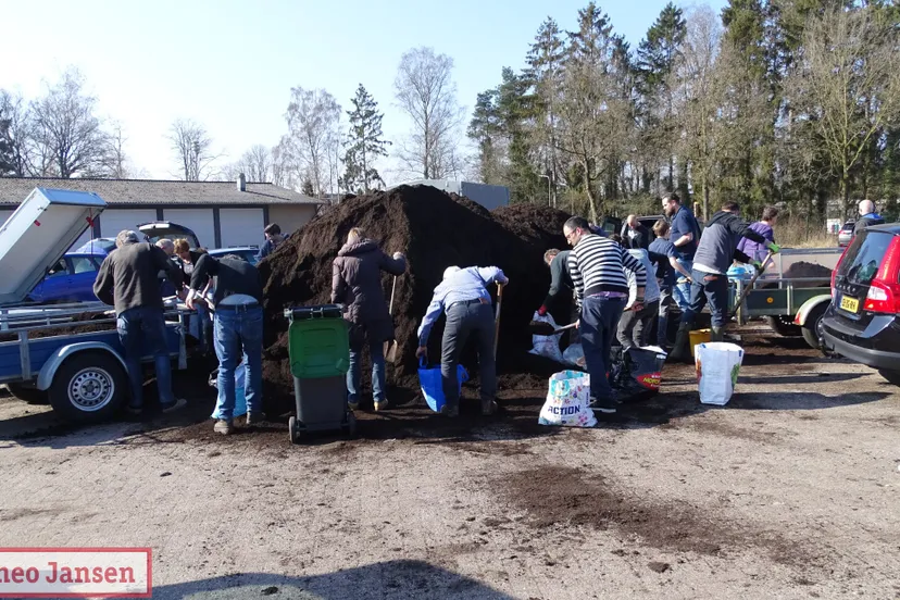 26 03 2022 het was weer dringen bij gemeentewerf te velp en dieren voor gratis compost 3