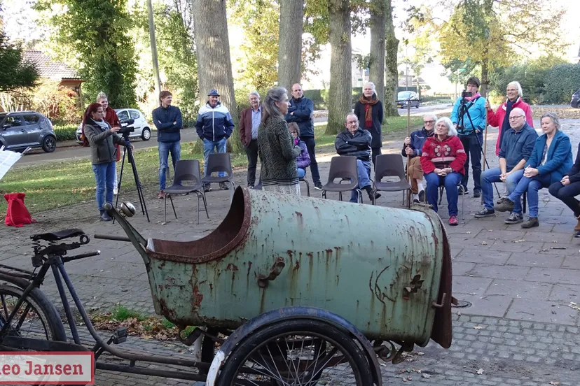 28 10 2021 heel ellecom harkt krijgt oude straatvegersfiets 10