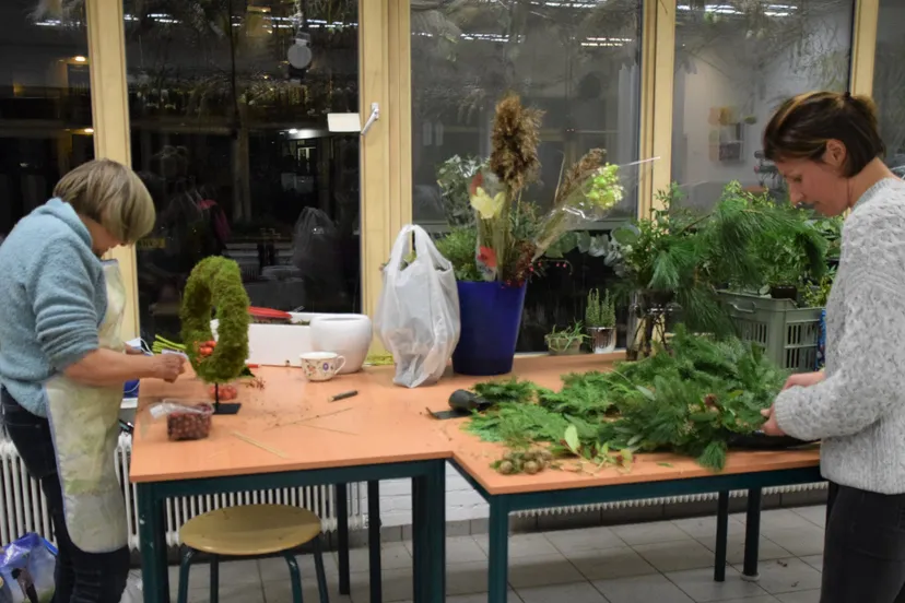 avondvakopleiding bezig met module bloemstylist marjanne eikelboom buitenhuis