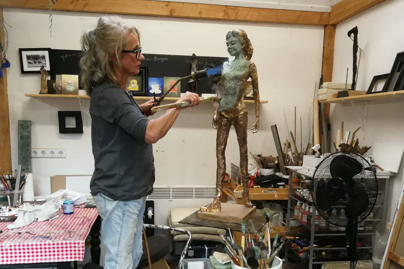 beeld audrey hepburn wordt gepatineerd door kunstenares yvon van wordragen1