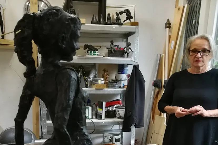 beeldje in was geboetseerd door kunstenares yvon van wordragen