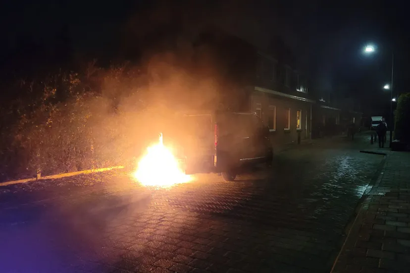 bestelbus in brand op de grintakkerstraat te velp remco van de ham blik op 112 1