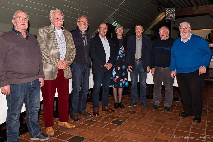 bestuur met jubilarissen thomassen mannenkoor jan eggink fotografie