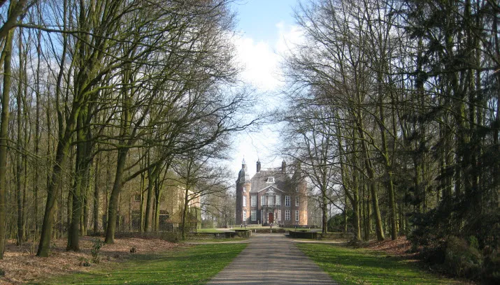 biljoen kasteel vooraanzicht met oprijlaan cvdg 09
