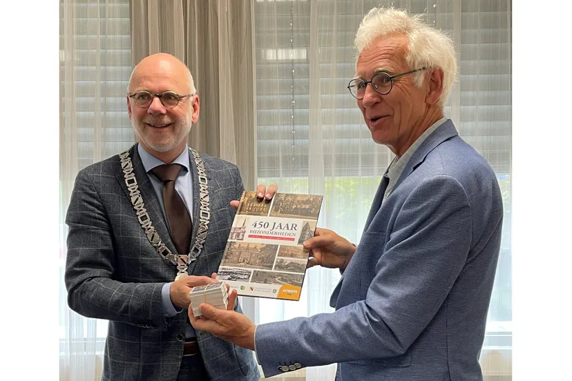 burgemeester carol van eert en harry klein koerkamp voorzitter okrr