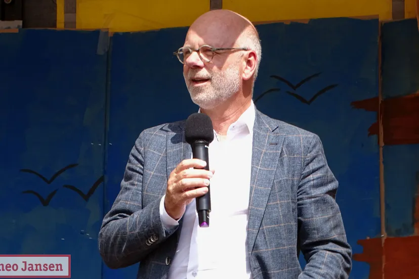 burgemeester carol van eert trakteert huttenbouwers bouwburg op ijs 31 08 2022 12