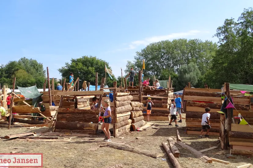 burgemeester carol van eert trakteert huttenbouwers bouwburg op ijs 31 08 2022 22