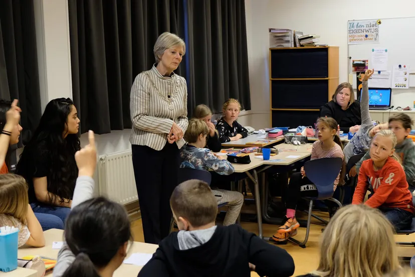 burgemeester van wingerden in gesprek met de leerlingen van basisschool de lappendeken over duurzaamheid