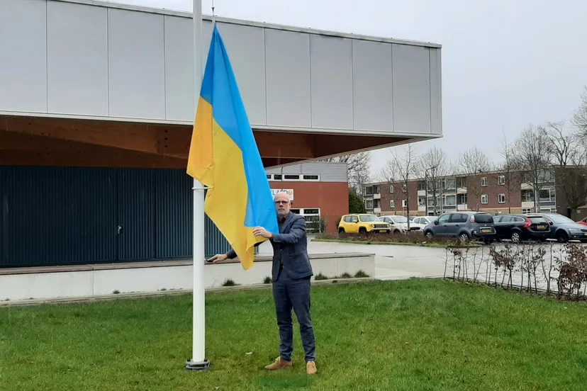 carol van eert hijs oekrainse vlag