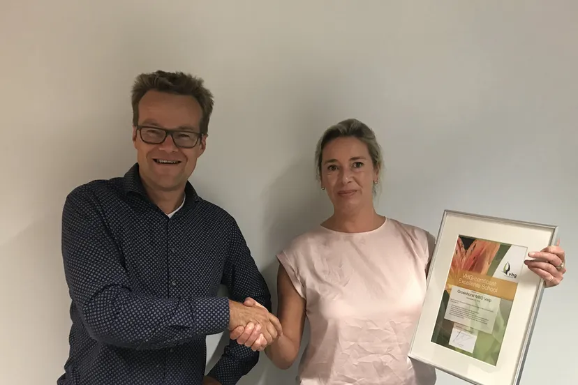 christine ziekman ontvangt certificaat excellent van jeroen zijlmans1