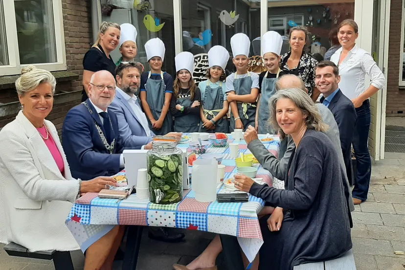 college gemeente rheden geniet van paella op de holtbanckschool gemeente rheden