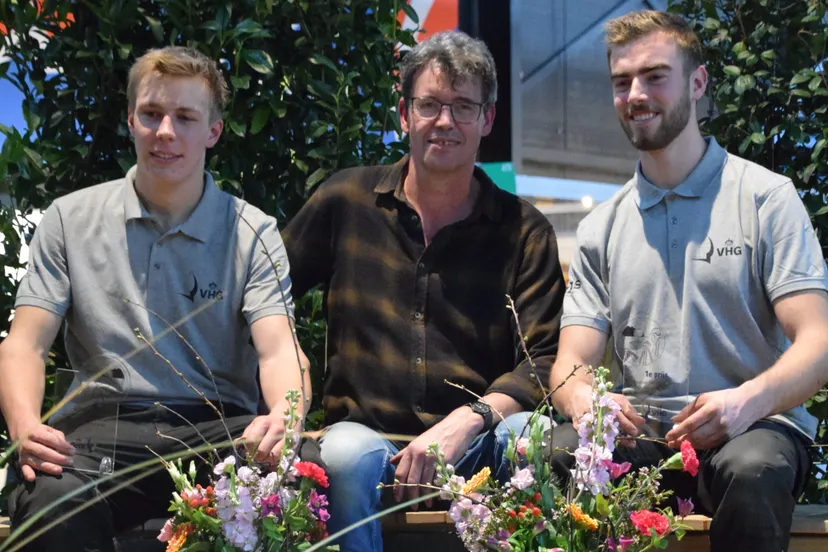 de nederlands kampioenen tuinaanleg met van links naar rechts willem mateman coach elbert roordink en twan geven van aeres mbo velp marjanne eikelboom