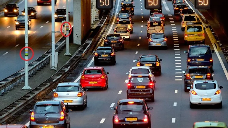 de stickers op de lantaarnpalen langs de a12 hier bij de utrechtsebaan in den haag archieffoto