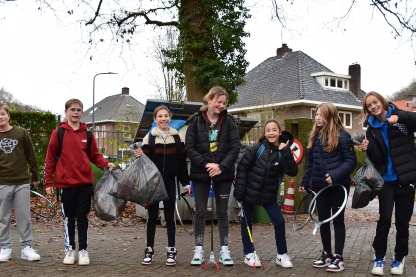 deel opbrengst zwerfafval klas 1b aeres vmbo velp adopteert eigen wijk om zwerfafval op te ruimen marjanne eikelboom