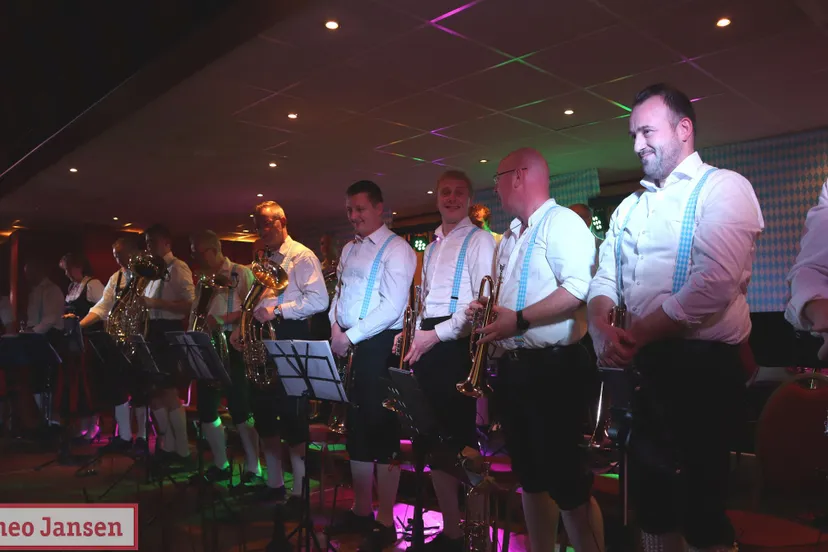 die egerlanderfreunde geven optreden in partycentrum ons huis in rheden 10 12 2023 1