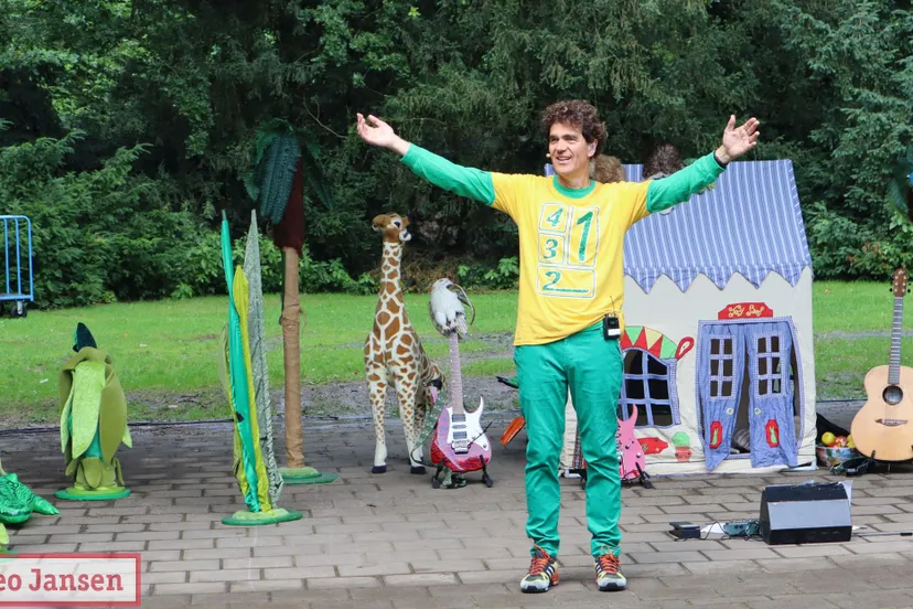 dirk schele opent zomerseizoen van de zoomerij in openluchttheater de pinkenberg 2024 1