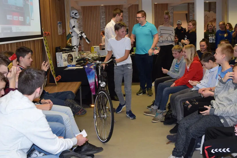 een leerling wint een fiets bij de kerstloterij voor stichting dierentehuis arnhem 2018 marjanne eikelboom