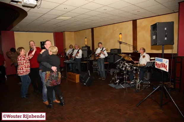 f2nvsh29i4wdry14u2nnl0y5t 131123 1e cd savage revival 001