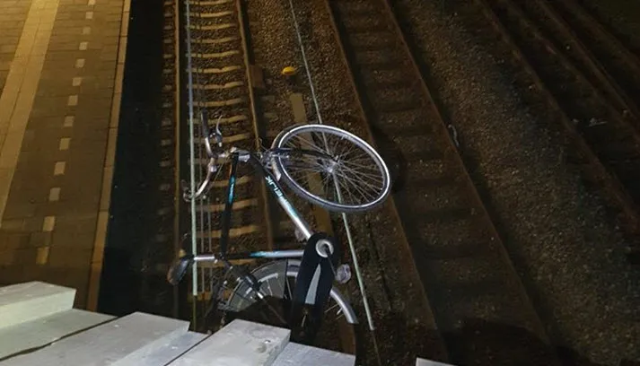 fiets op bovenleiding politie dieren