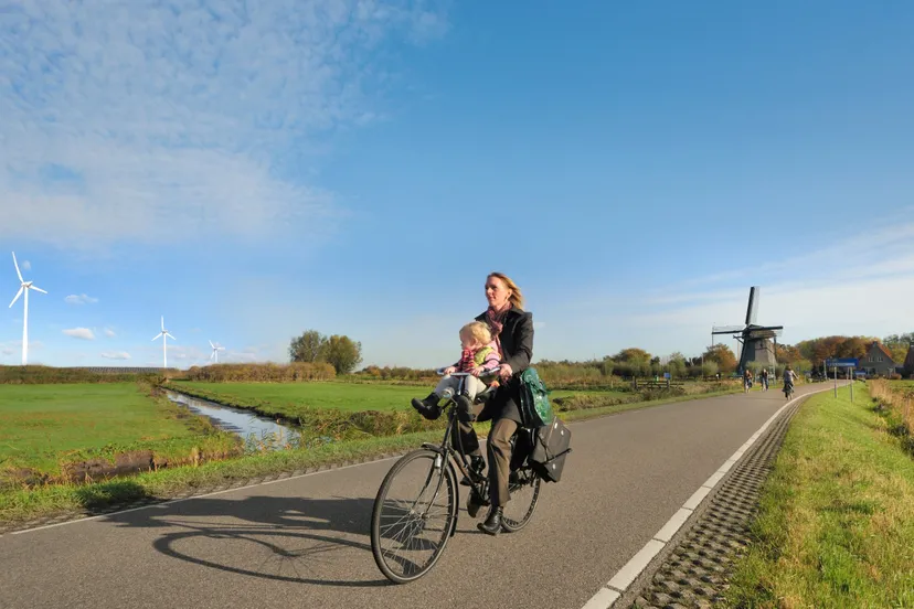 fietsen tussen oude en nieuwe windmolens public domain bram vreugdenhil