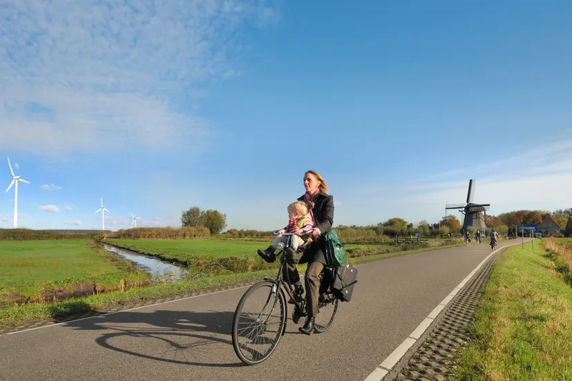 fietsen tussen oude en nieuwe windmolens public domain bram vreugdenhil