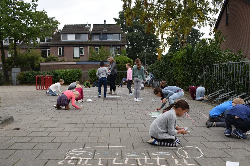 foto stoepkrijtwedstrijd boomgaard