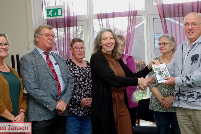 gea hofstede overhandigt eerste activiteitengids sociaal vitaal 11 01 23 1