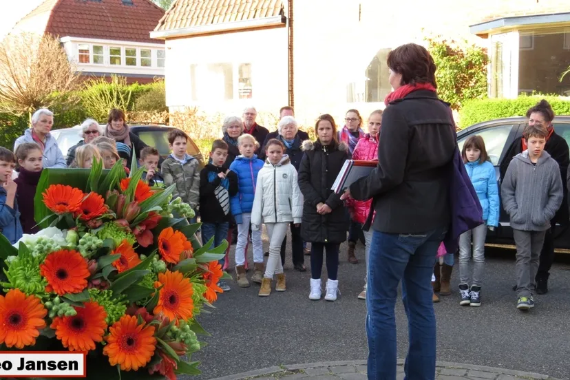 gv92hz18buujxhviplpoh6cyy 2014 04 16 egmondstraat herdenking monument 010