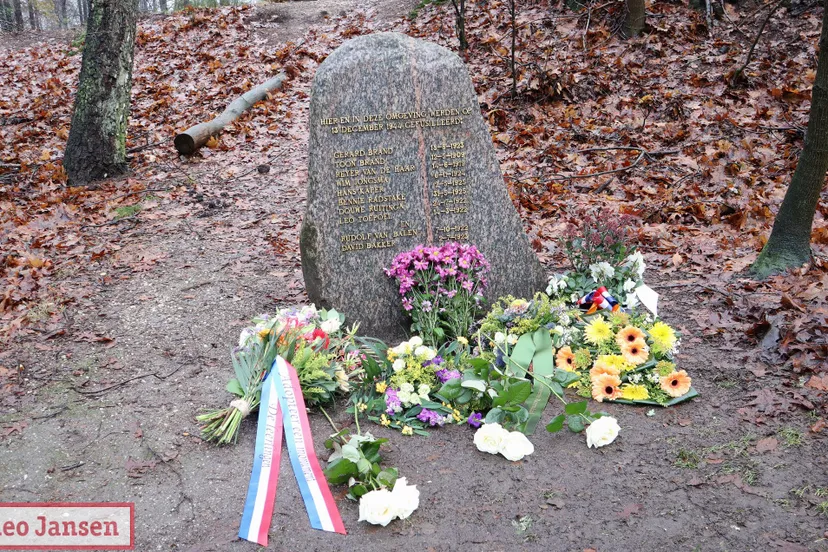 herdenking bij massagraf emmapiramide na executie 10 jongemannen in woii 13 12 2023 1