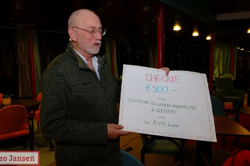 het avio koor schenkt 500 euro aan de ulenpas voor jubileumfeest 07 12 2022 1