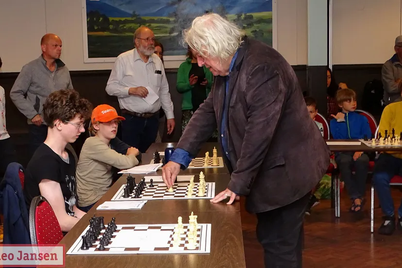 jeugd geniet van schaakshow met timman en bohm in theothorne 06 08 2023 1