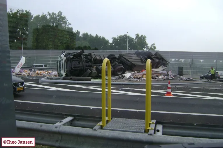 jiflmk7amemwrov5llsm7422f vrachtwagen gekanteld a12 velp 17juli2013 1