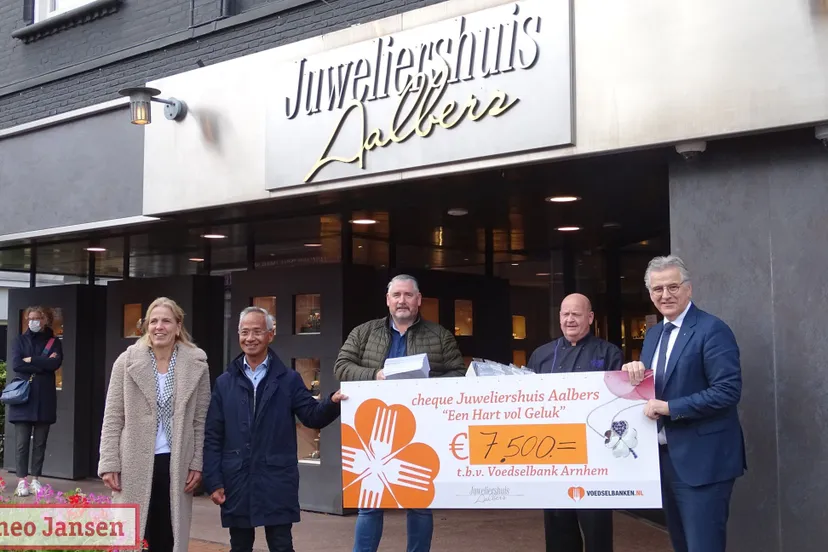 juweliershuis aalbers uitreiking cheque voedselbank arnhem1 rheden nieuws