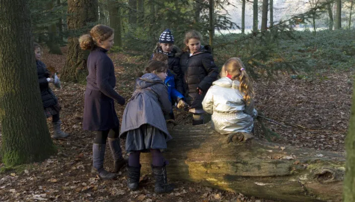 kids op boomstam foto ton rottengarter