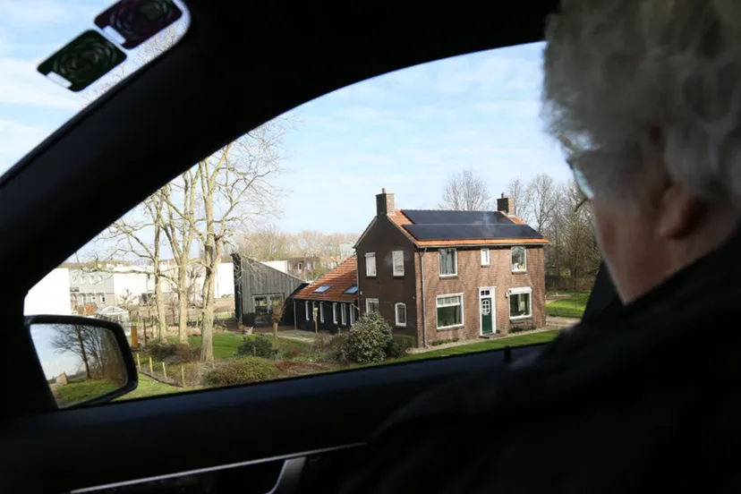 kijkend naar het huis waar willem woonde jikke gbel