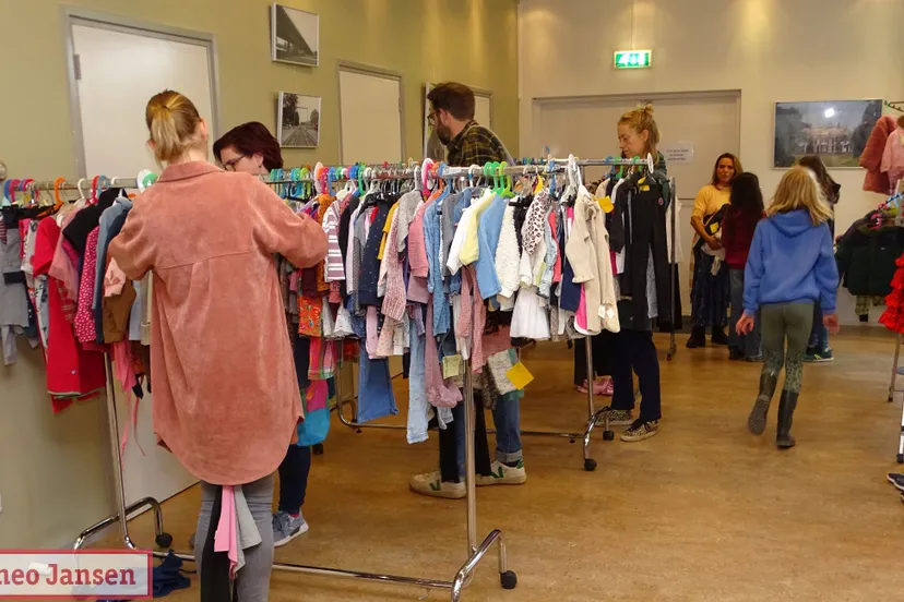kinderkledingbeurs in de steeg met najaars en winterkleding 2023 1