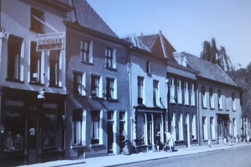 koepoortstraat 1e winkel is de drogisterij met oude gaper