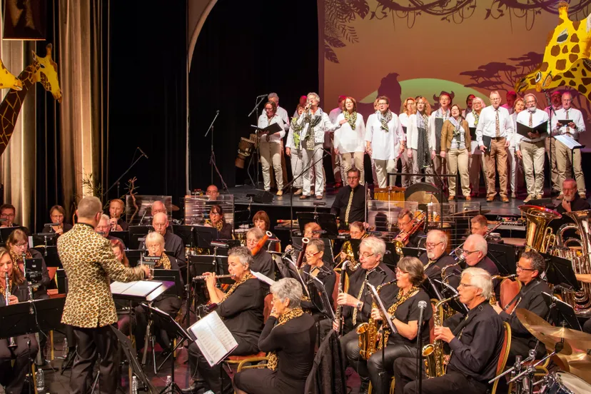 koninklijke rozendaalsche kapel met koor eigen wijs tijdens jubileumshow yamo yamo jan jansen