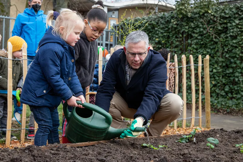 leerlingen en wethouder marc budel gemeente rheden
