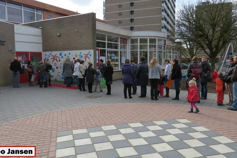 lgg2u2krqqprd0oyvckt8zwyh 2014 03 22 korte wal roncallischool kledingmarkt002