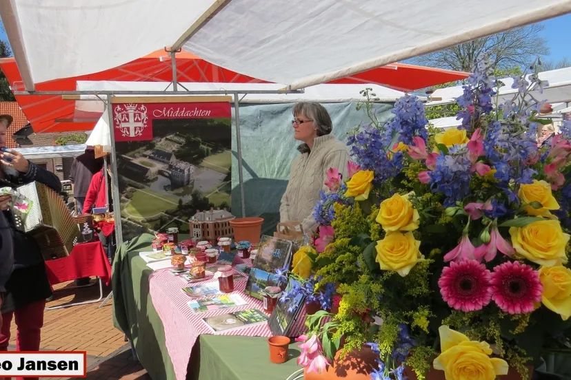 m8u315p42557325xhxreke9vz 2014 04 19 prinsses amaliahoek markt op steeg 003