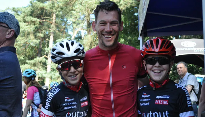 maarten tjallingii met twee deelnemers van de posbank challenge junior