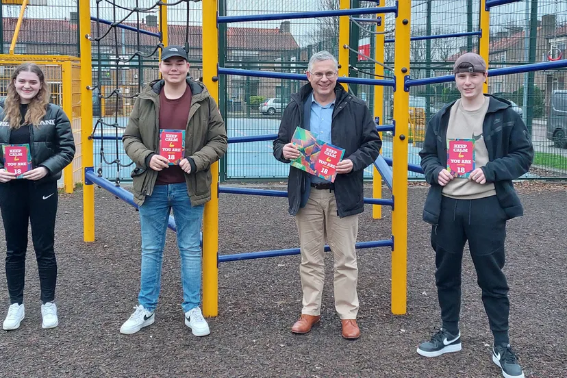 marc budel reikt eerste informatiepakket uit aan jongeren gemeente rheden