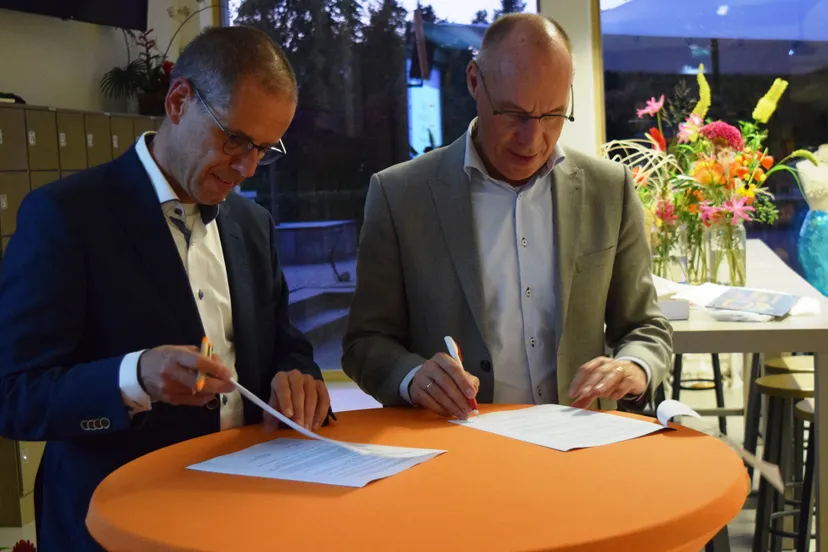marco maasse en bastiaan pellikaan ondertekenen de samenwerkingsovereenkomst floral education center