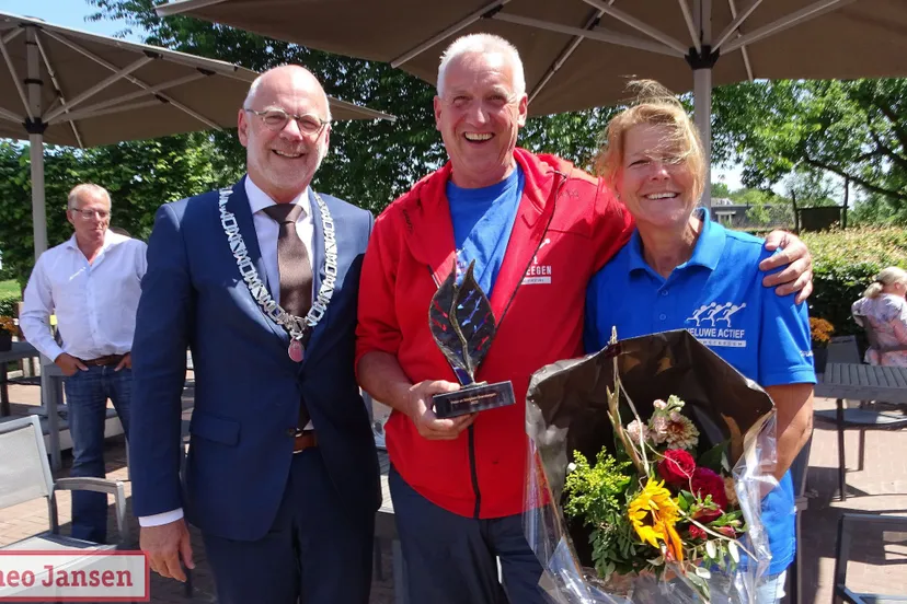marjolein en peter oversteegen krijgen de rhedenaar uitgereikt 14 06 2022 1