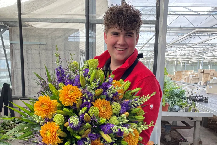 mark strikkeling poseert met het boeket die hij maakte voor de eindbeoordeling praktijkleren marjolijn adelaars
