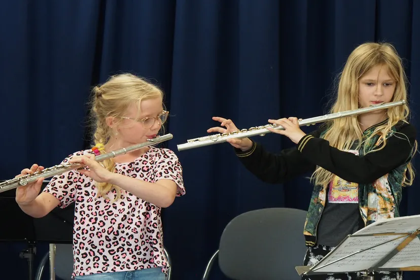 meer muziek in de klas 1julia links en sascha rechts