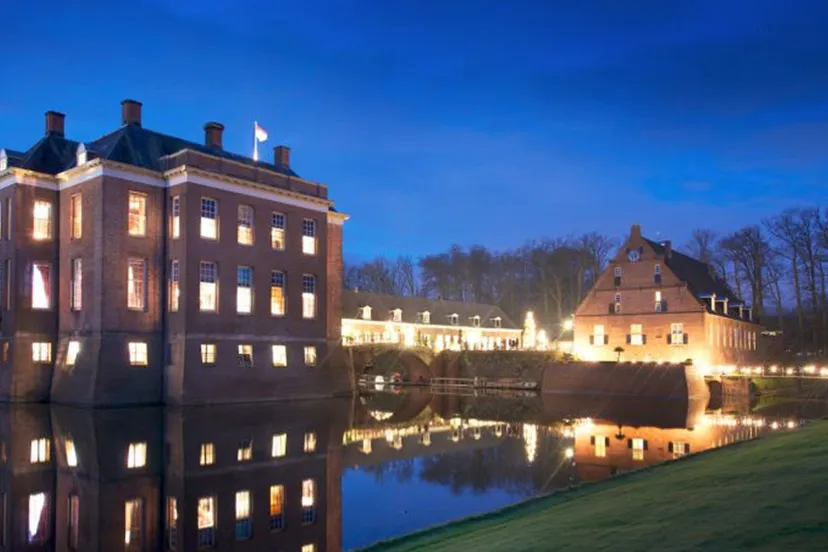 middachten met licht tegen schemering kasteel middachten